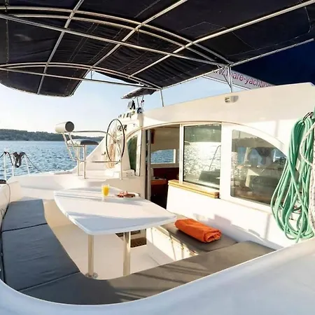 Nuit En Catamaran Aux Iles De Lerins Botel