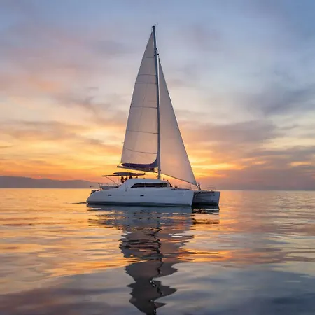 Nuit En Catamaran Aux Iles De Lerins