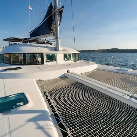 Nuit En Catamaran Aux Iles De Lerins Botel